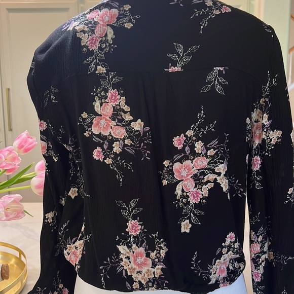 Boho American rag  long sleeve blouse. Appliqué on front gives a nice touch - Picture 4 of 4